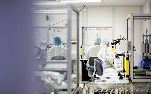 Medical Device Development Companies - lab technicians in medical manufacturing lab